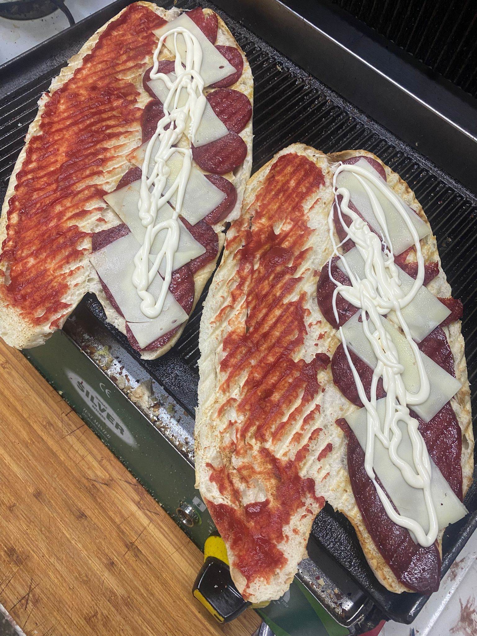 Karışık tost hazırlığı